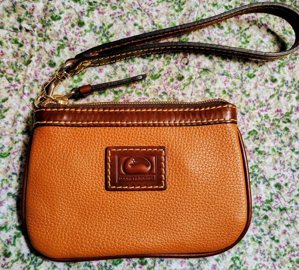 EUC Dooney & Bourke Pebble Grain Medium Wristlet Clementine Color